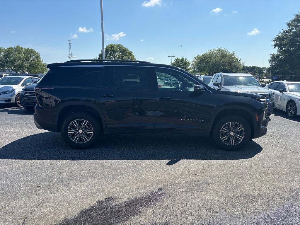 Used 2025 Chevrolet Traverse LT SUV