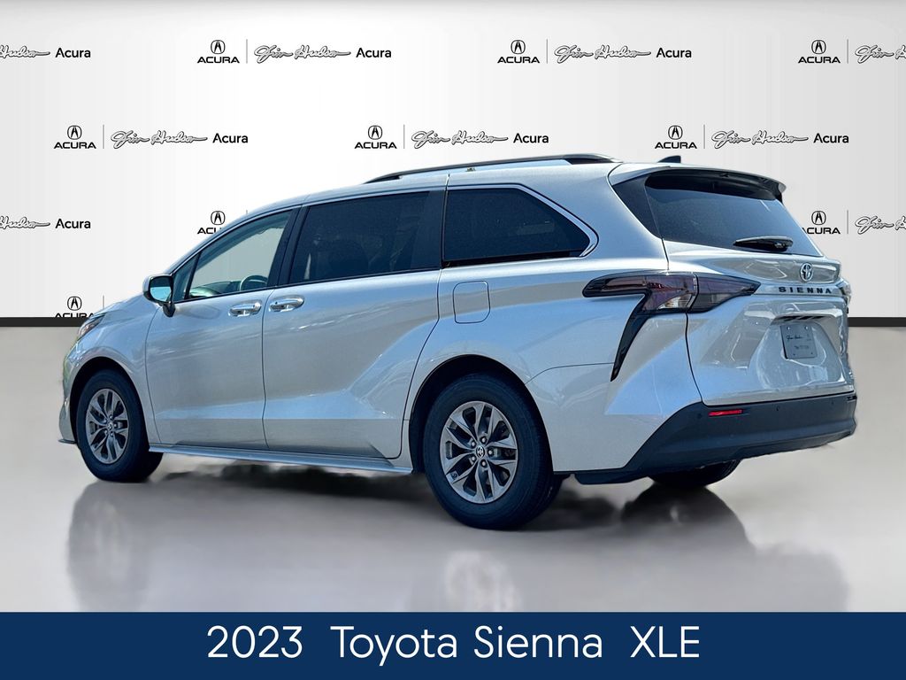 2023 Toyota Sienna XLE photo 4