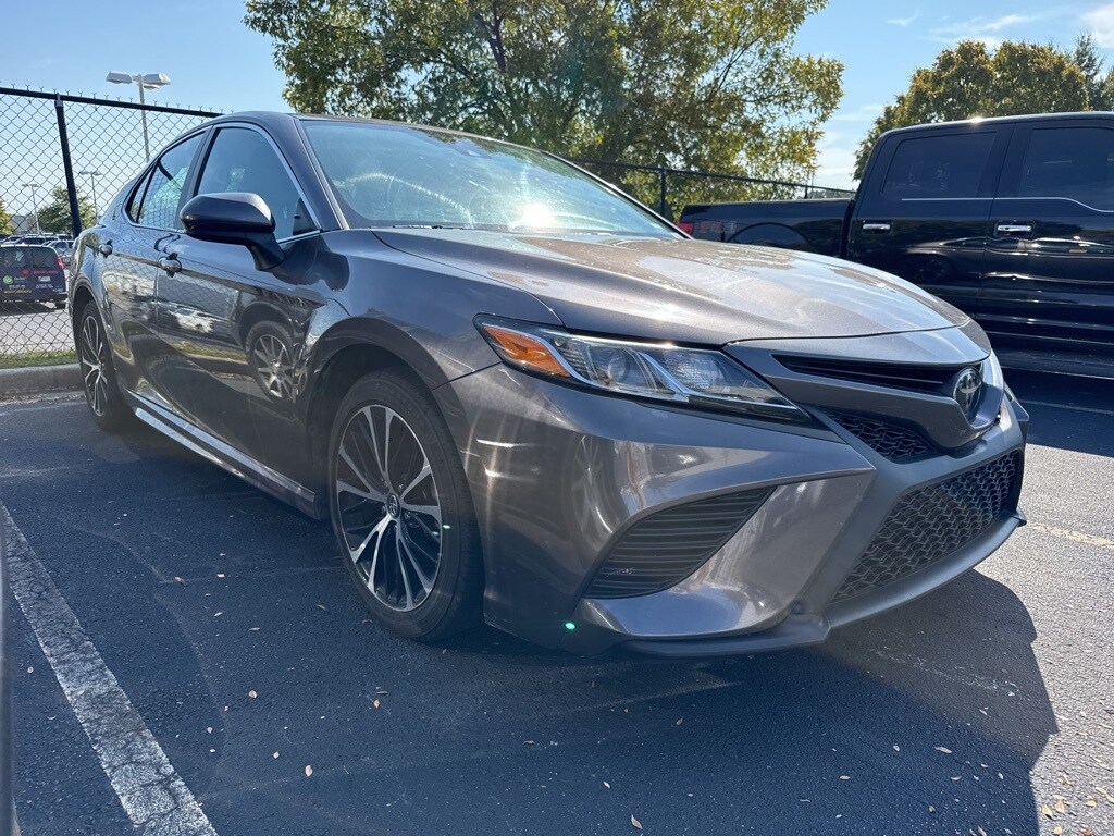 2020 Toyota Camry SE photo 3