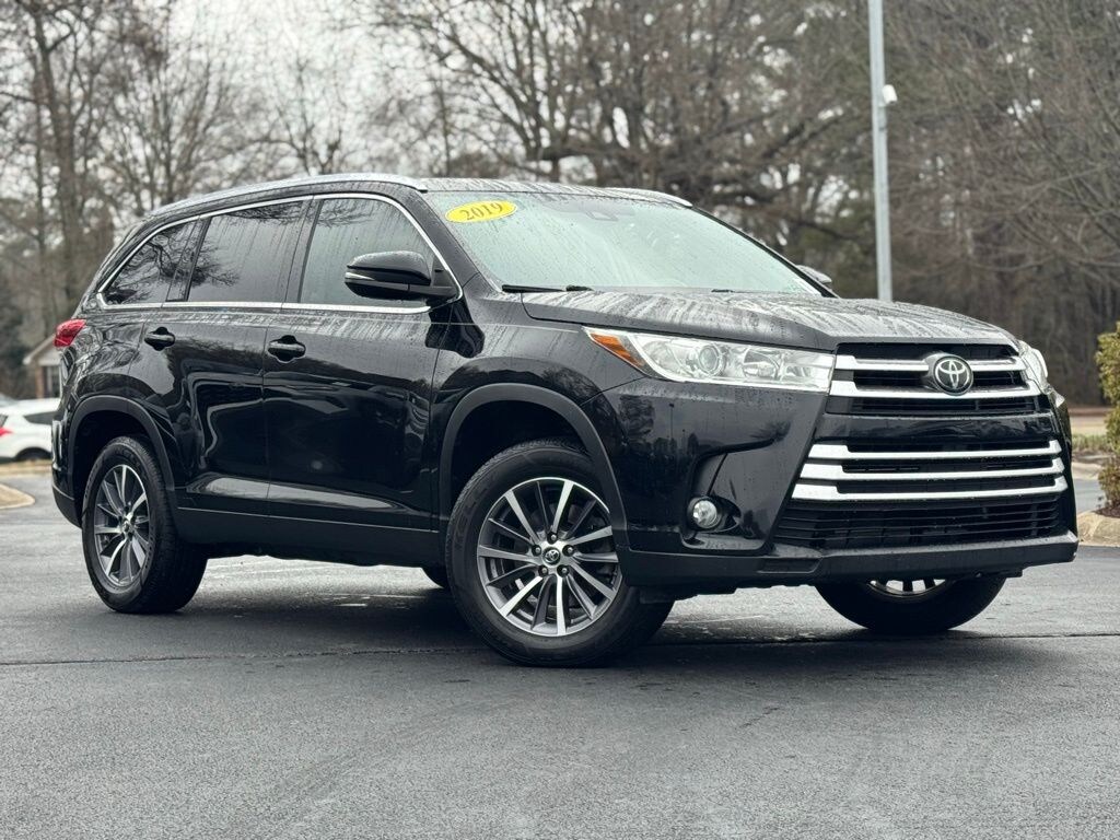Used 2019 Toyota Highlander XLE V6 SUV