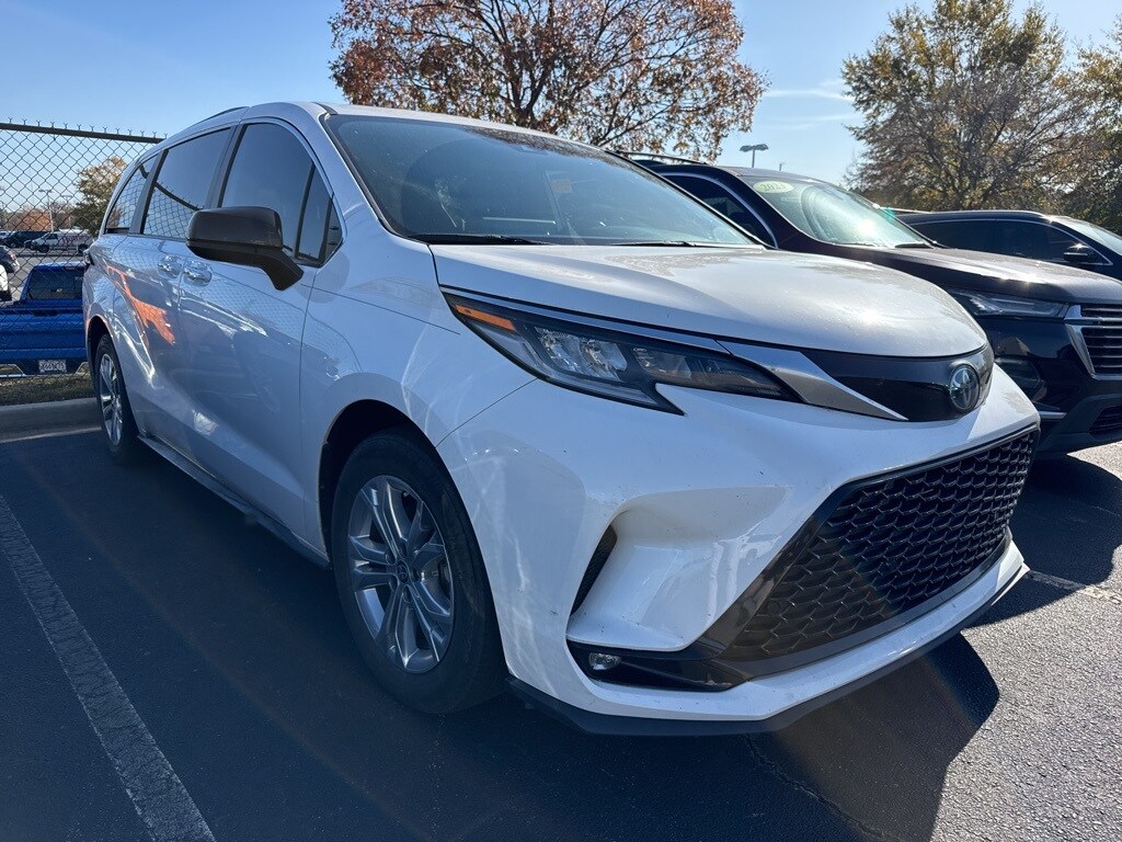 2023 Toyota Sienna XSE photo 3