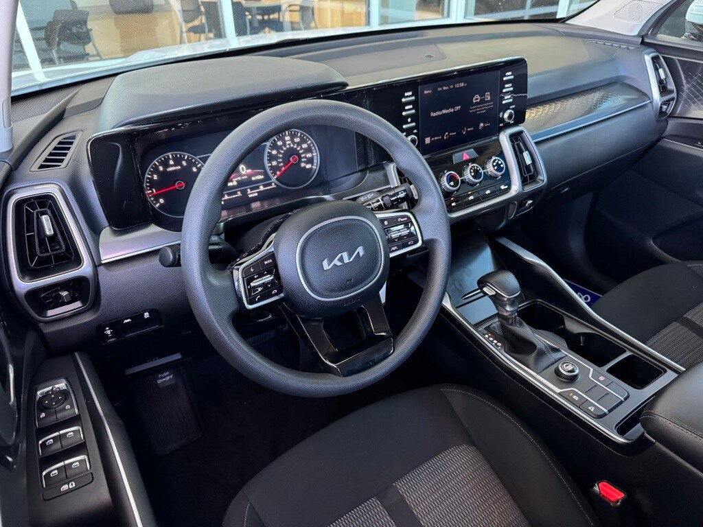 2023 Kia Sorento LX photo 2