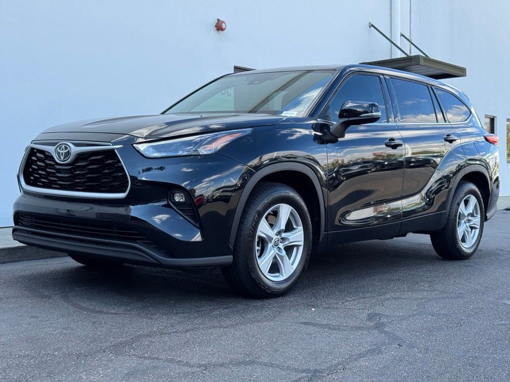 2022 Toyota Highlander LE photo 3