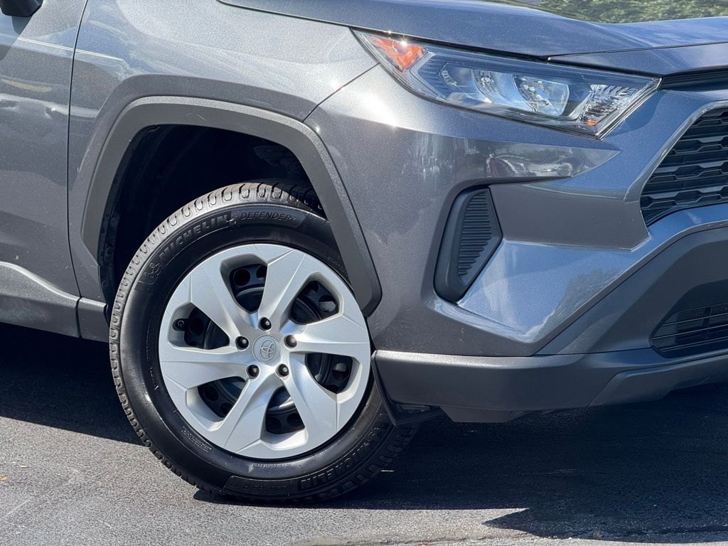 2020 Toyota RAV4 LE photo 4