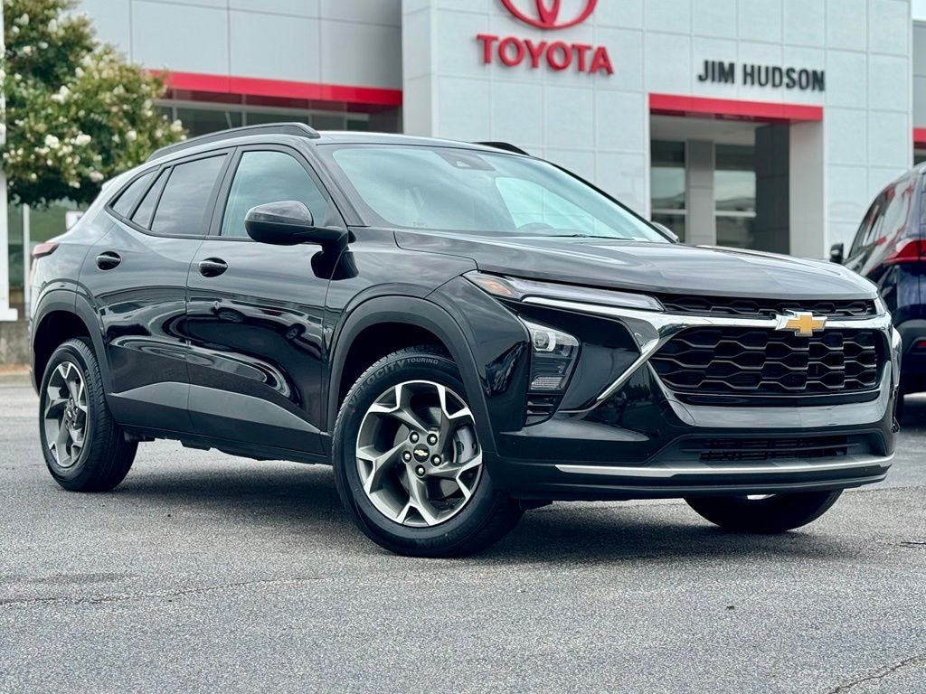 Used 2025 Chevrolet Trax LT SUV