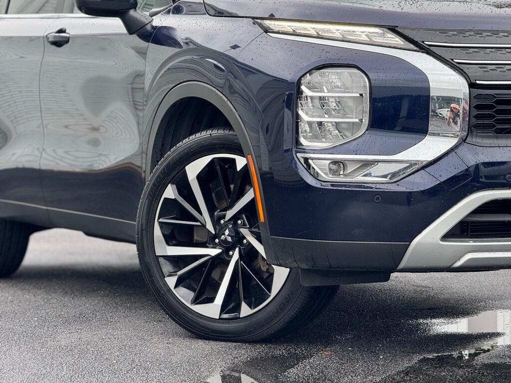2023 Mitsubishi Outlander SE photo 2