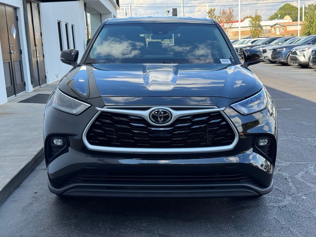 2022 Toyota Highlander LE photo 2