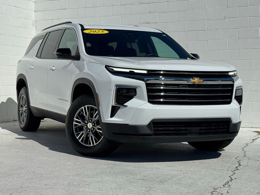 Used 2025 Chevrolet Traverse LT SUV
