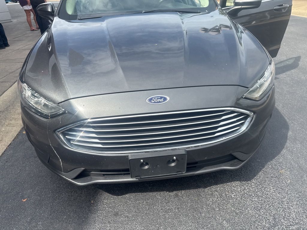 2020 Ford Fusion SE photo 2