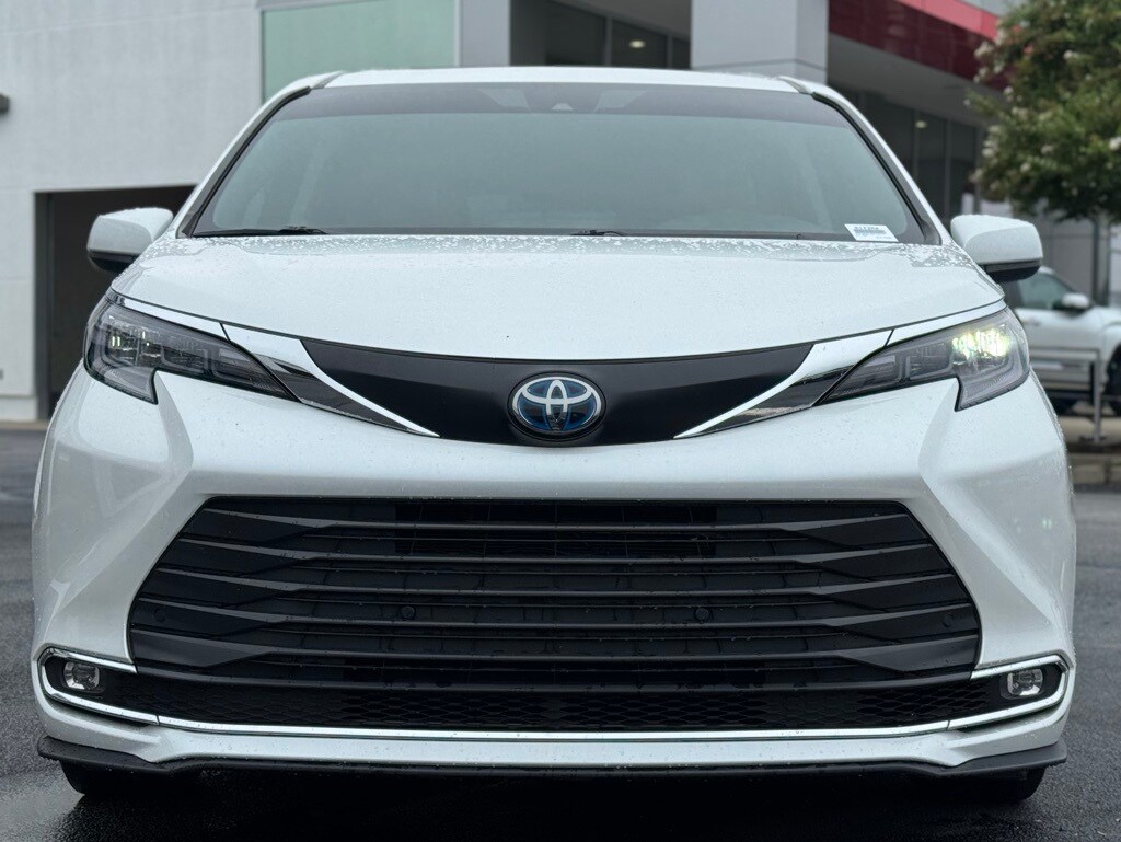2024 Toyota Sienna XLE photo 3