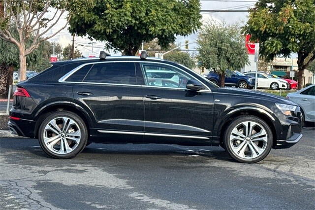 2022 Audi Q8 55 Premium Plus photo 2