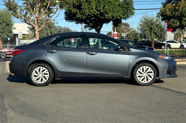 2017 Toyota Corolla LE photo 3