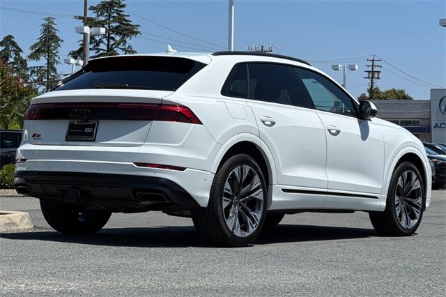 2025 Audi Q8 55 Premium Plus photo 4