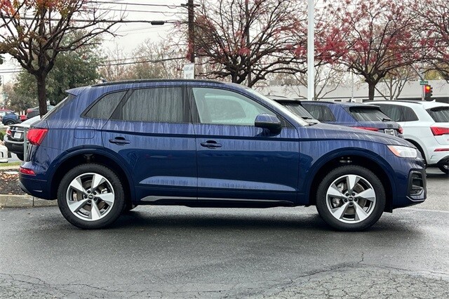 2025 Audi Q5 40 Premium photo 2