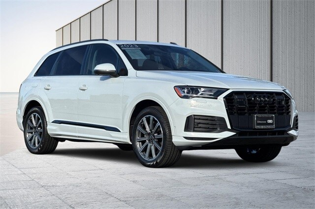 2023 Audi Q7 45 Premium Plus photo 2