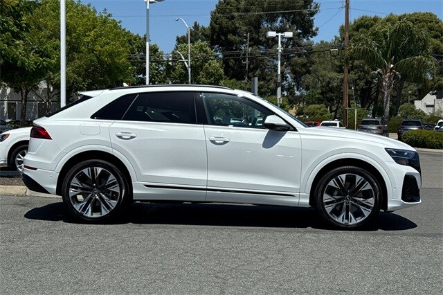 2025 Audi Q8 55 Premium Plus photo 3