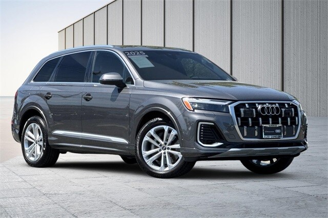 2025 Audi Q7 45 Premium Plus photo 2