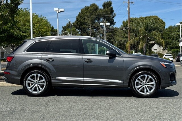 2025 Audi Q7 45 Premium Plus photo 3