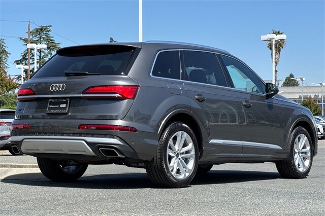 2025 Audi Q7 45 Premium Plus photo 4