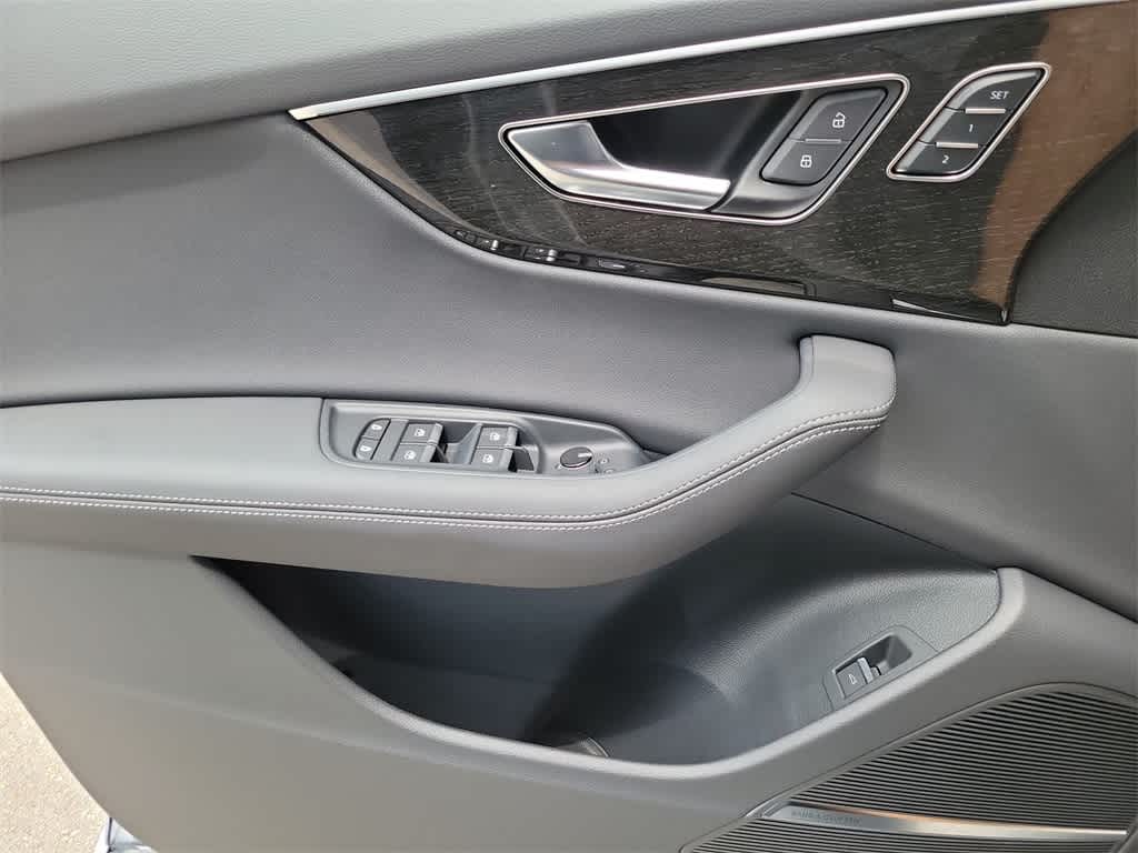 Thumbnail: 2025 Audi Q8 - 27