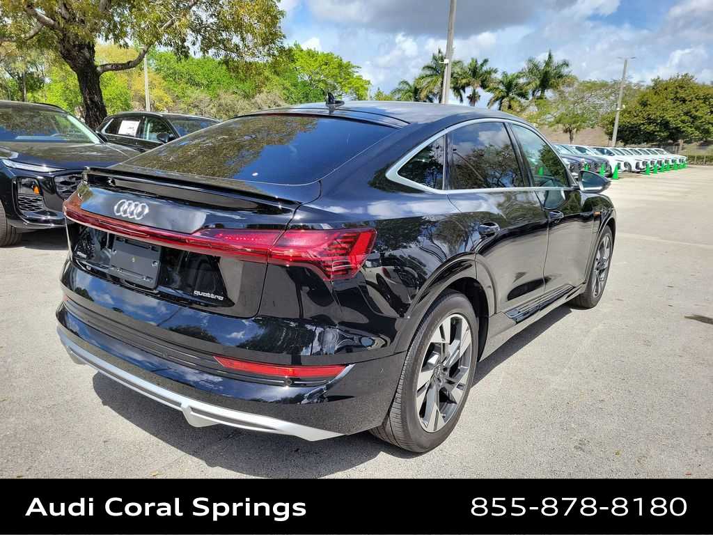 Thumbnail: 2023 Audi e-tron S - 8