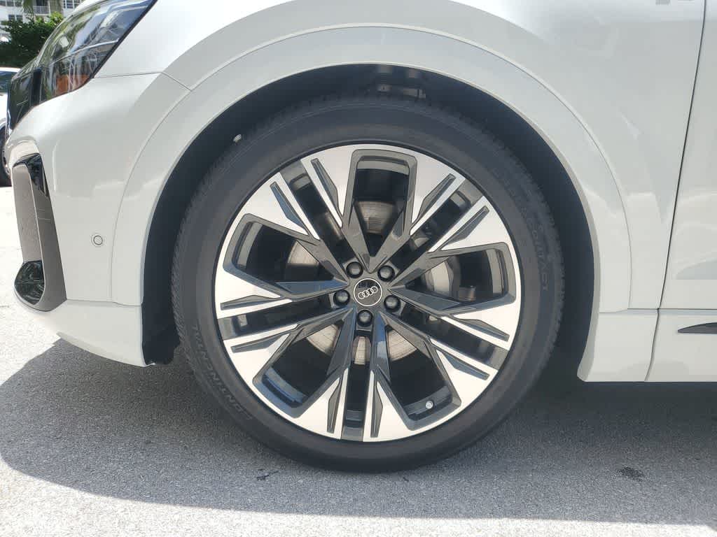 Thumbnail: 2025 Audi Q8 - 10