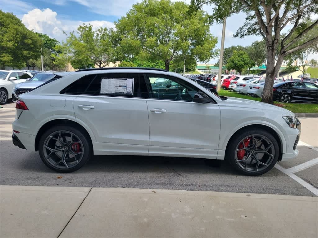 Thumbnail: 2025 Audi RS Q8 - 9