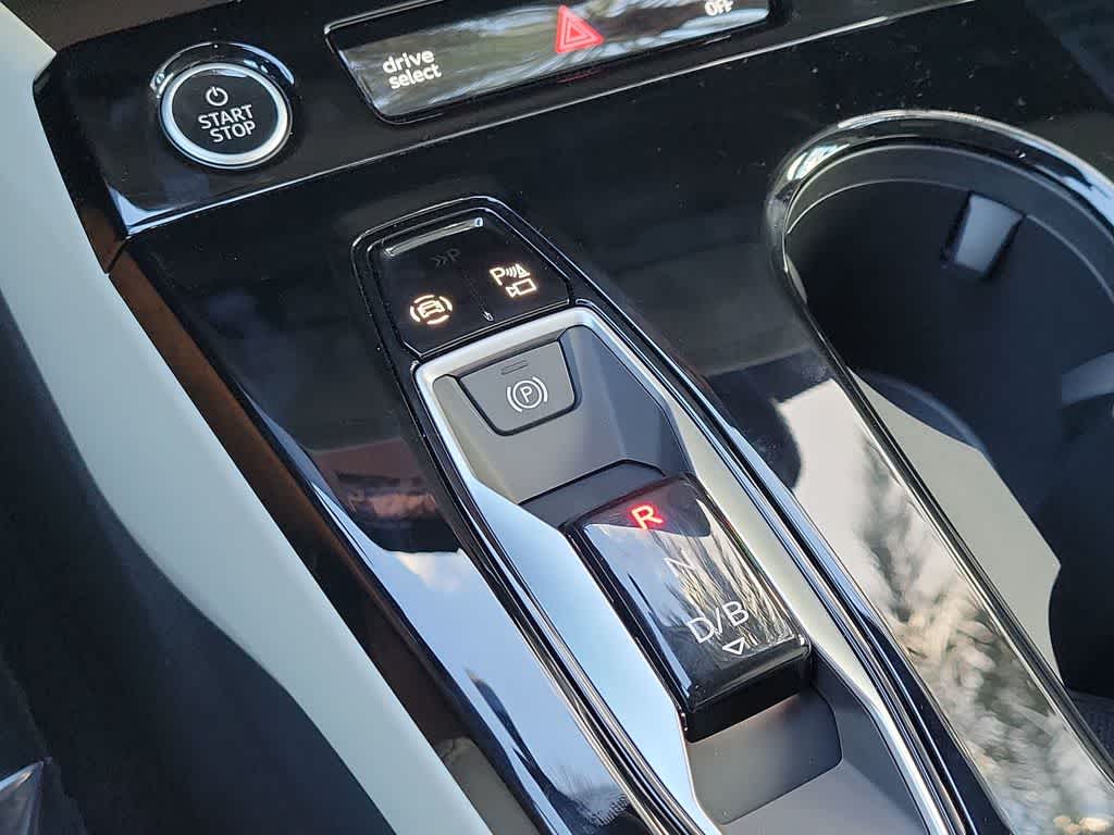 Thumbnail: 2025 Audi Q6 e-tron - 25