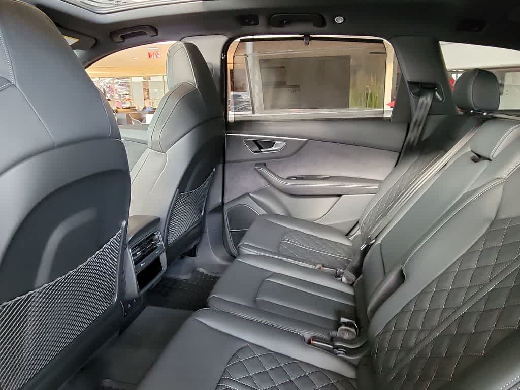 Thumbnail: 2026 Audi SQ7 - 12