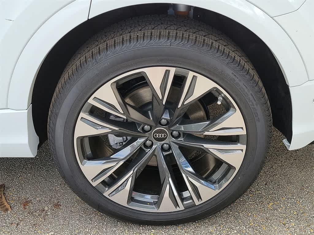 Thumbnail: 2026 Audi Q8 - 16