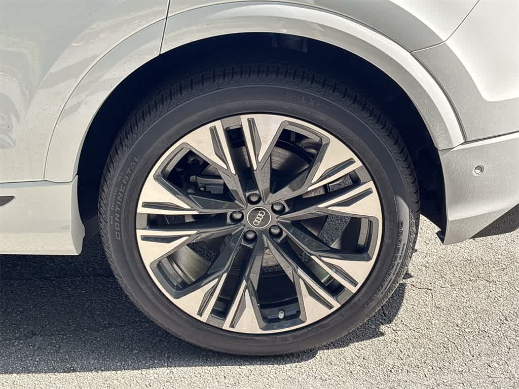 Thumbnail: 2025 Audi Q8 - 22