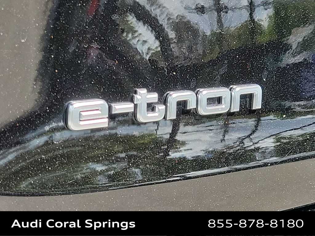 Thumbnail: 2023 Audi e-tron S - 15