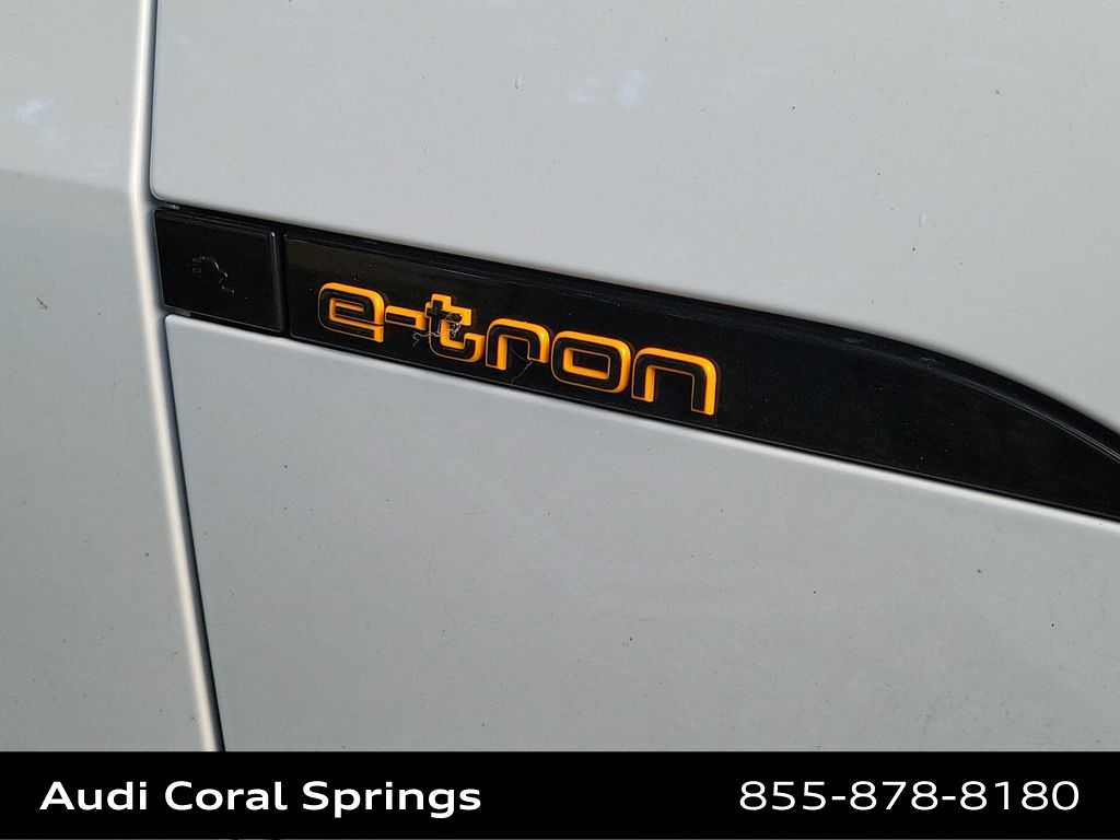 Thumbnail: 2023 Audi e-tron S - 20