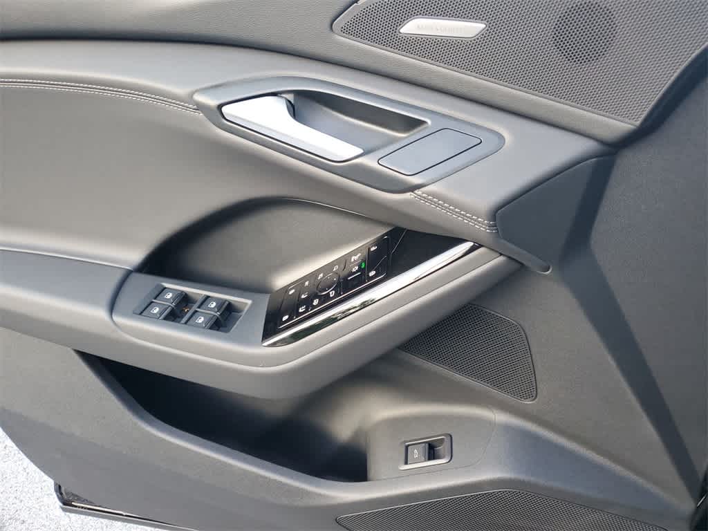 Thumbnail: 2025 Audi SQ6 e-tron - 19
