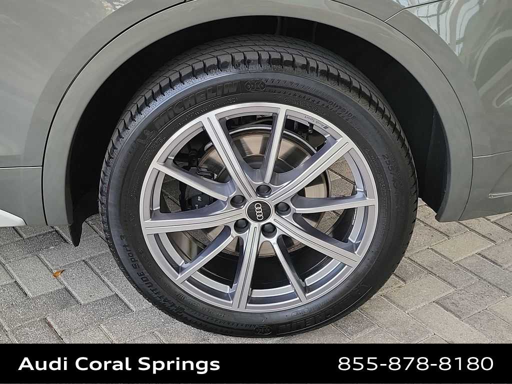 Thumbnail: 2023 Audi SQ5 - 16