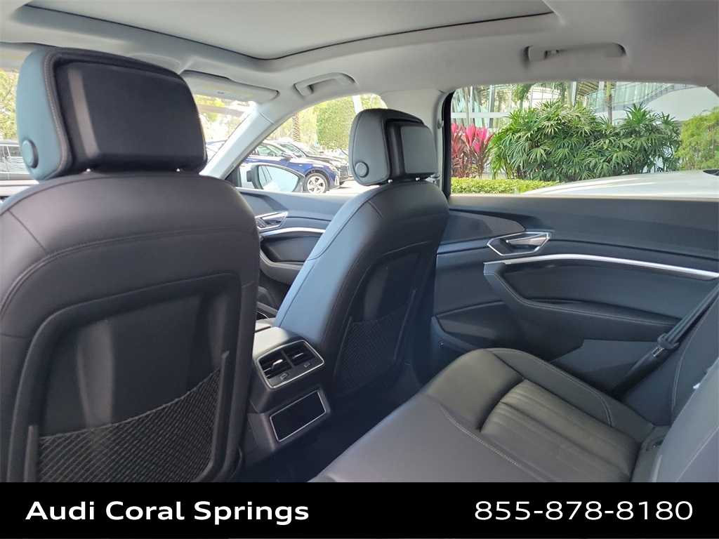 Thumbnail: 2022 Audi e-tron - 12