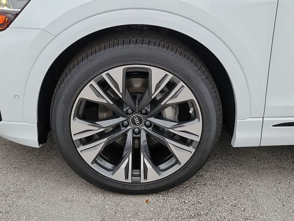 Thumbnail: 2026 Audi Q8 - 16