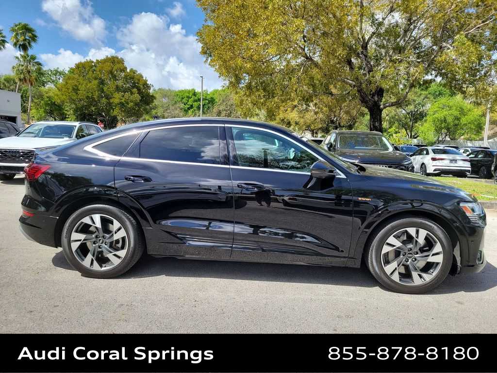 Thumbnail: 2023 Audi e-tron S - 9