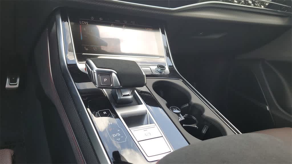 Thumbnail: 2025 Audi RS Q8 - 25