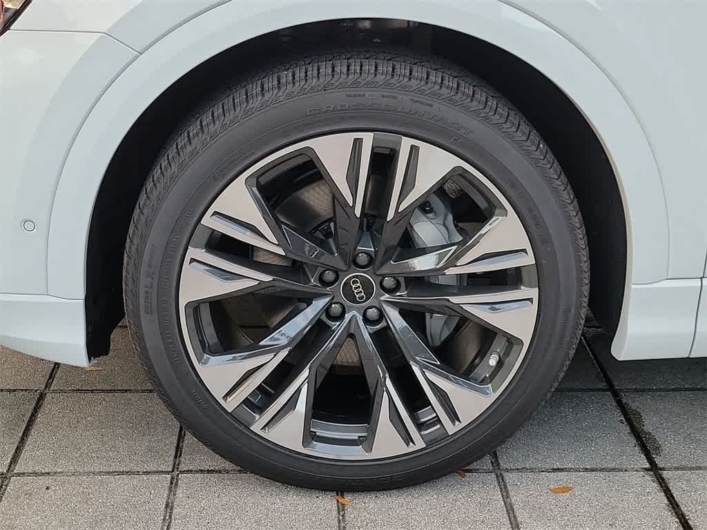 Thumbnail: 2026 Audi Q8 - 8