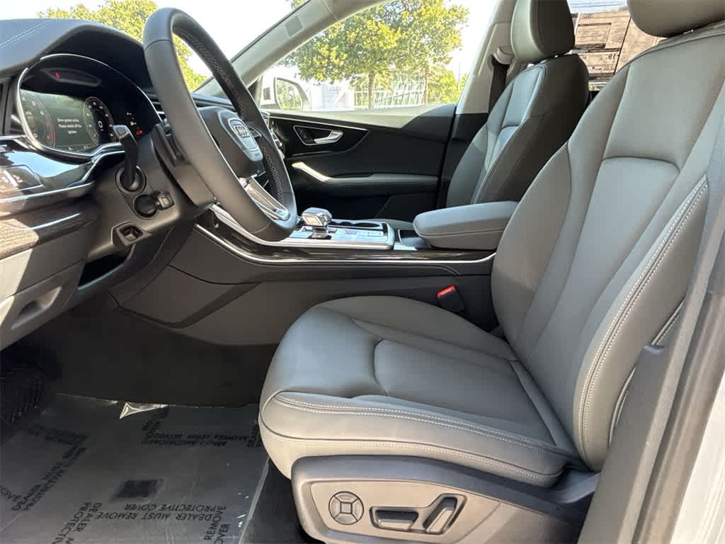 Thumbnail: 2025 Audi Q8 - 25