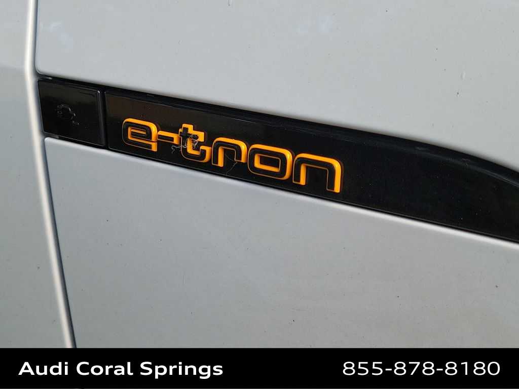 Thumbnail: 2023 Audi e-tron S - 18