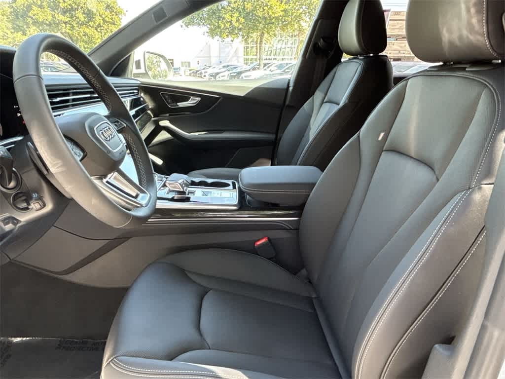 Thumbnail: 2025 Audi Q8 - 25