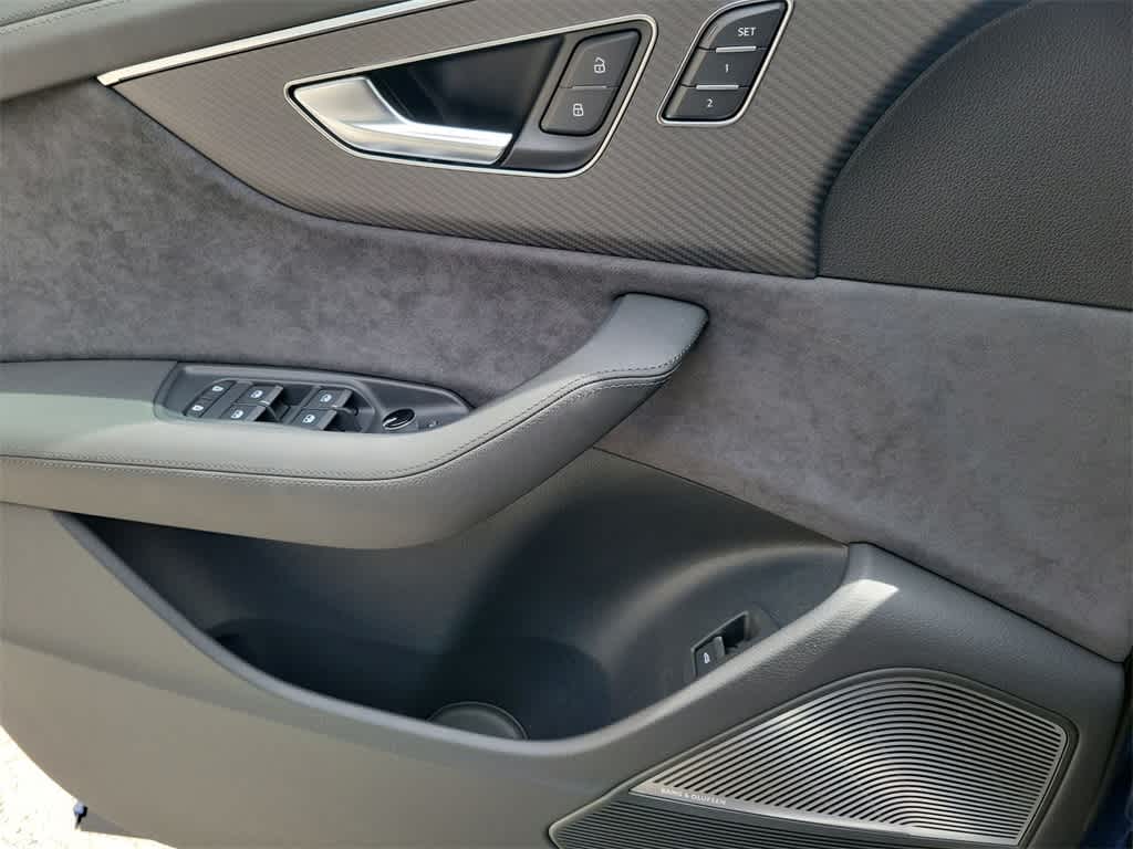 Thumbnail: 2025 Audi RS Q8 - 19