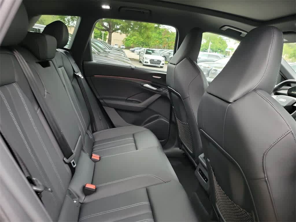 Thumbnail: 2025 Audi SQ6 e-tron - 21