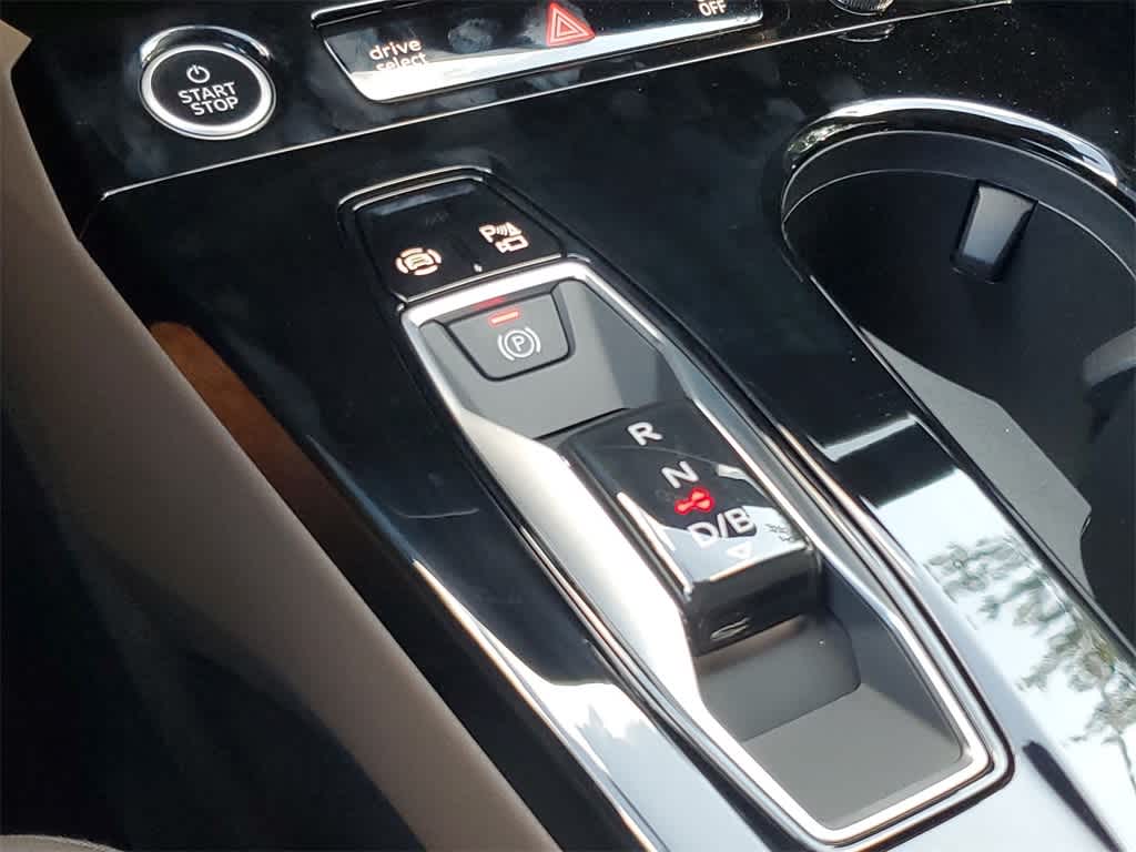 Thumbnail: 2025 Audi Q6 e-tron - 25