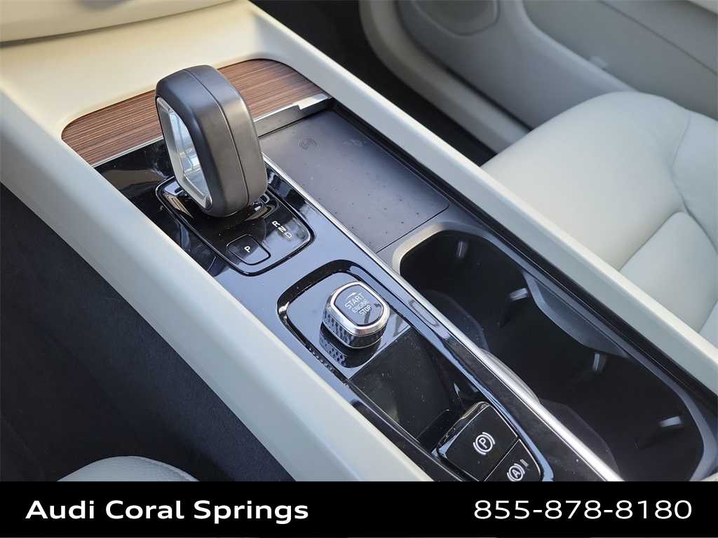 Thumbnail: 2022 Volvo XC60 - 25