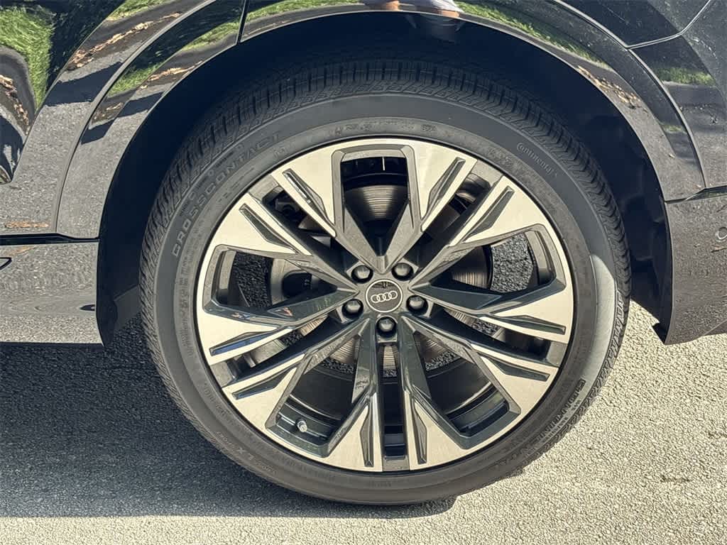 Thumbnail: 2025 Audi Q8 - 22