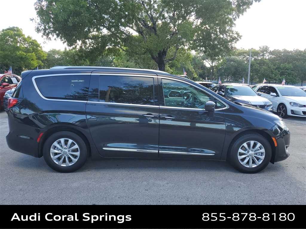 Thumbnail: 2018 Chrysler Pacifica - 9