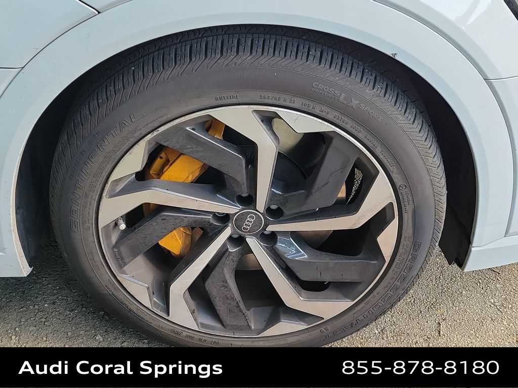 Thumbnail: 2023 Audi e-tron S - 17